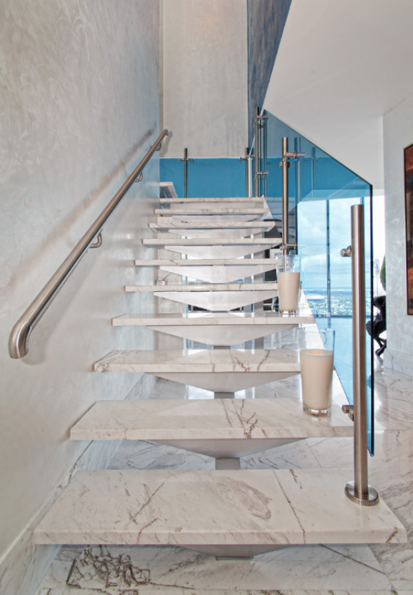 Tangga terbuka dengan langkah-langkah marmer